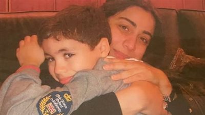 بسمة وهبة محتضنة نجلها الصغير: الزمن بيجري