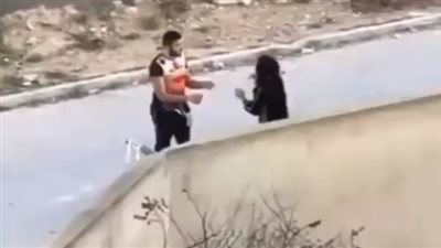 قالتلي كلمتين وضربتها.. علقة ساخنة لـ تونسية من زوجها في الشارع والزوجة تتنازل أمام القضاء | فيديو