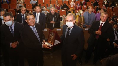 محافظ كفر الشيخ يكرم المحافظين السابقين في احتفالية العيد القومي بالمركز الثقافي