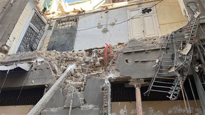 إخلاء عقار سكني بالبحيرة بعد سقوط أجزاء من السلم