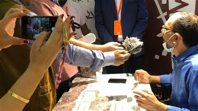 هادي التيمومي يوقع روايته الفائزة بجائزة أفضل عمل روائي بمعرض الشارقة للكتاب