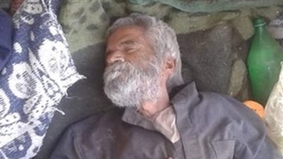 ربيت 3 رجالة ورموني بالشارع.. إنقاذ مسن بلا مأوى على رصيف بالإسكندرية في حالة حرجة