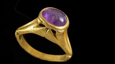 اكتشاف خاتم جمشت عمره 1400 عام |صور