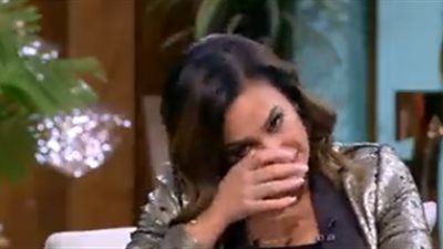 هند صبري توشك على البكاء أثناء حديثها مع منى الشاذلي