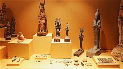 استفتاء على 4 تحف لاختيار قطعة نوفمبر بمتحف آثار ملوي | صور