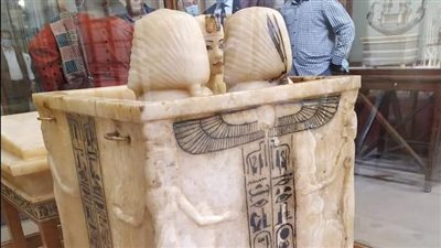 بعد سقوطها.. مؤرخ يكشف تفاصيل ترميم قشرة ذهبية لأواني توت عنخ آمون | صور 