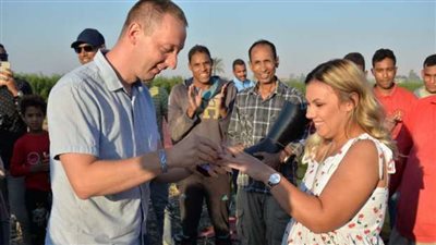 رحلات البالون الطائر تجمع العشاق.. برازيلي وصربي يقدمان خاتم الخطوبة لحبيبتيهما بالأقصر