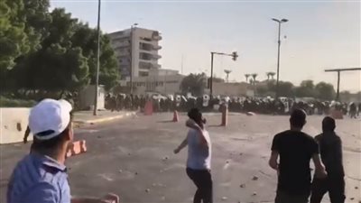 بعد اشتباكات أمس.. رئيس الوزراء العراقي يوجه بتأمين منطقة التظاهرات في بغداد