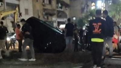 كادت أن تبتلعها.. سقوط سيارة ملاكي في حفرة صرف صحي ببورسعيد | صور