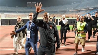 القمة 123.. موسيماني يشير بالخمسة لجماهير الأهلي في المدرجات