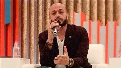 أحمد مراد يرتجل قصة درامية مؤثرة خلال وجوده بـ معرض الشارقة للكتاب