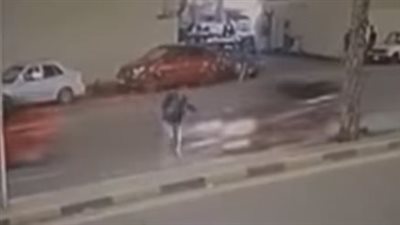بسرعة جنونية.. سيارة تصدم شابا في شارع ترسا
