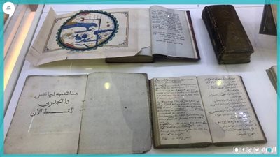 كتب ومخطوطات نادرة بمعرض الشارقة للكتاب تصل قيمة إحداها لـ 575 ألف جنيه إسترليني