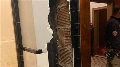 فرق الإنقاذ تخرج رجلا عاريًا علق ليومين داخل جدار في مسرح بنيويورك