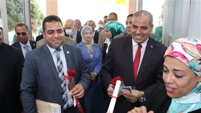 طالبات كلية الدراسات الإسلامية بالإسكندرية يستقبلن رئيس جامعة الأزهر بالورود