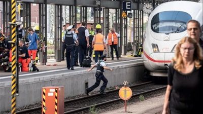 إصابة 3 أشخاص في هجوم بسكين داخل قطار بألمانيا.. والأمن يضبط المتهم