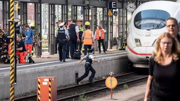 هجوم بسكين علي قطار