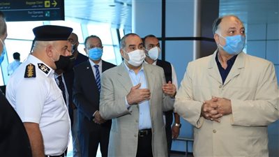 وزير الطيران المدني في جولة تفقدية بمطار الغردقة الدولي ويتسلم شهادة الأيزو| صور