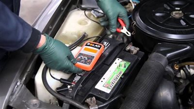  عند ضعف المصابيح وإيقاف الراديو.. متى يتم شحن بطارية السيارة