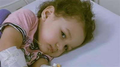 مصابة بورم في العضلات الرخوة.. أب يستغيث بالمسؤولين: نفسي ألاقي علاج لبنتي | صور