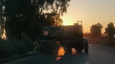 جرار كسح يفرغ مياه الصرف الصحي في ترعة الإسماعيلية |صور