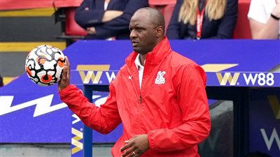 رسميًا.. كريستال بالاس يعلن إقالة مدربه باتريك فييرا