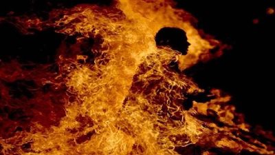 عم يشعل النيران في ابن شقيقه.. ووالدة الضحية: اتخانق مع اللي طفى النار وقاله سيبه يموت