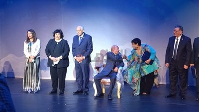 لطفي لبيب يجلس على كرسي خلال تكريمه | صور