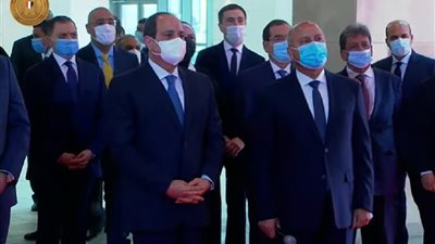 السيسي يستمع لشرح آليات عمل المعدات والأجهزة الجديدة في قطاع النقل والمواصلات
