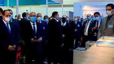 السيسي يستعرض البوابات الإلكترونية المطورة لمحطات القطارات