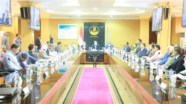 محافظ كفر الشيخ يجتمع