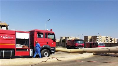 انهيار برج تقوية شبكات محمول بسبب حريق في جامعة قناة السويس | فيديو