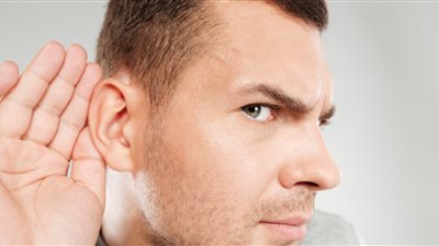 دراسة: ربع البالغين في فرنسا يعانون من ضعف السمع