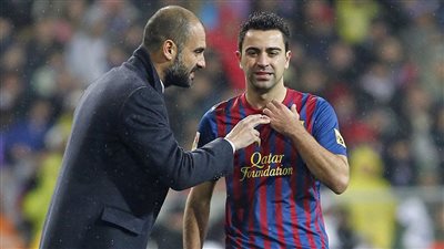 المعلم يسلم الراية لتلميذه.. تقارير تؤكد حضور جوارديولا حفل تقديم تشافي مدربًا لبرشلونة