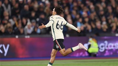 أرنولد: أتمنى تعاقد ليفربول مع سون ودي بروين.. وهازارد وصل لحد الكمال