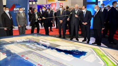 الرئيس السيسي يتفقد جناح المنطقة الاقتصادية لقناة السويس 