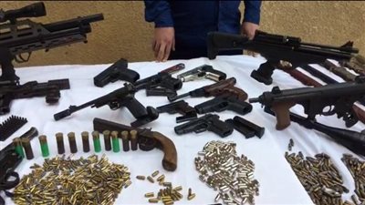 بحوزتهم 20 قطعة.. القبض على تشكيل عصابي من 11 تاجر سلاح