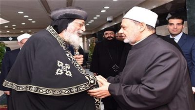 الطيب وتواضروس يصلان إلى مقر إقامة مؤتمر بيت العائلة المصرية 