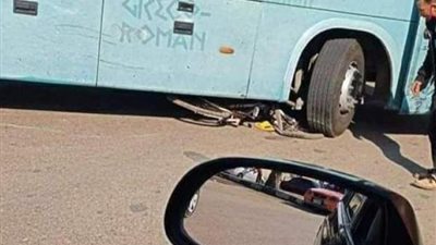 أتوبيس يدهس شخصا بشارع القصر العيني 