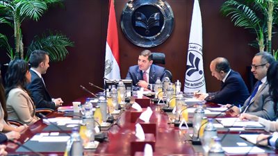 هيئة الاستثمار تناقش جذب استثمارات جديدة في السوق المصري