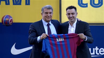 تطبيق واتساب ينقذ تشافي من الرحيل عن برشلونة