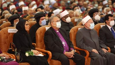 سحر نصر تخطف الأنظار بالحجاب في مؤتمر بيت العائلة المصري | صور