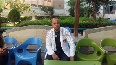 على طريقة علي سبايسي.. ممرض يُغني للمرضى ويحلم بالشهرة