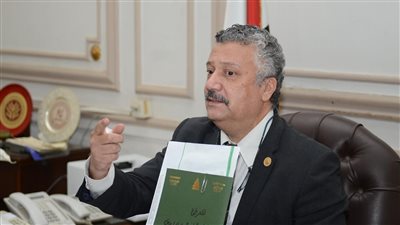 1000 جنيه غرامة.. عميد آداب القاهرة يكشف كواليس منع التدخين داخل الكلية