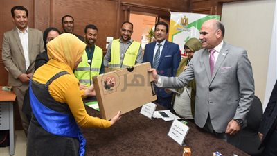 توزيع أجهزة لاب توب للطلاب ذوي الهمم بكلية الألسن بجامعة الأقصر 