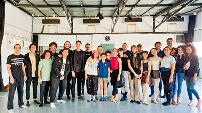 تياترو مترو.. فرقة شبابية تقدم عروضا مسرحية بمترو الأنفاق: حصلنا على جوائز مختلفة | صور