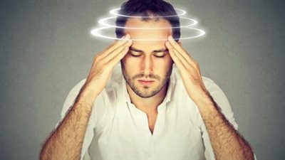 منها الروائح والضغط العصبي.. تعرف على مسببات الصداع النصفي