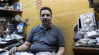 أشهر بائع مشغولات فضية بخان الخليلي: ورثت المهنة عن أجدادي منذ 100 سنة.. وأتمنى عودة السياحة