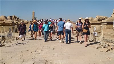 آثار مصر العليا: إعادة تركيب أرضيات ساحة الكرنك وبناء القواعد المهدمة للكباش استعدادا للافتتاح