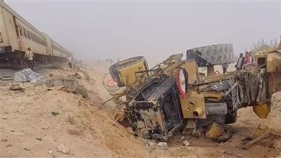 ننشر الصور الأولى لحادث اصطدام قطار السكة الحديد بمعدة ثقيلة بالعلمين | صور